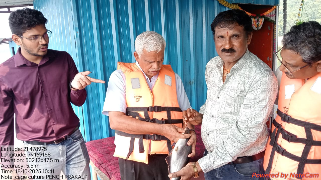 Visit of Hon’ble Dr. Niteen Patil, Vice Chancellor, MAFSU, Nagpur to Cage fish culture units at Pench Reservoir  on 18102025 (5).jpg